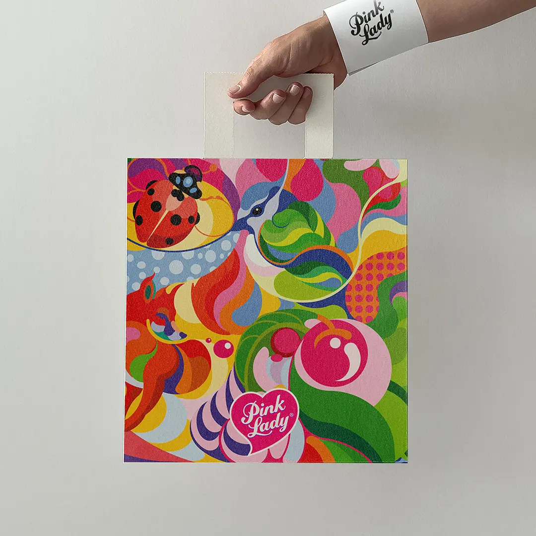 Diseño de packaging para manzanas Pink Lady, ilustración y sistema visual por Bassali.