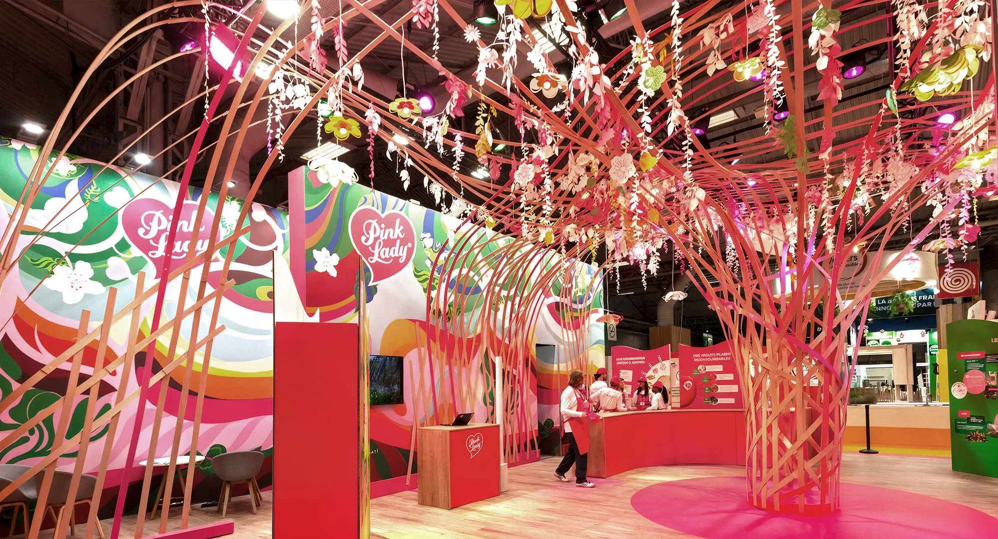 Diseño de packaging para manzanas Pink Lady, ilustración y sistema visual por Bassali.